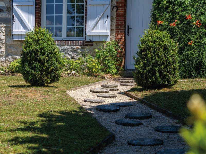 Jardin verdoyant entretenu dans les Landes